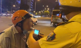 Nhậu 2 chai bia, người đàn ông bị phạt 7 triệu đồng, tước bằng lái 23 tháng 
