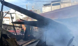 TPHCM: Khu nhà trọ trong đường hẻm bốc cháy dữ dội