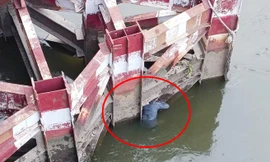 Giải cứu nam thanh niên nhảy sông Sài Gòn 