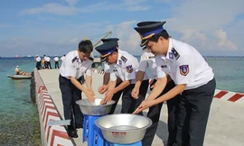 Việt kiều rưng rưng trước thau nước ngọt và nghĩa tình Trường Sa