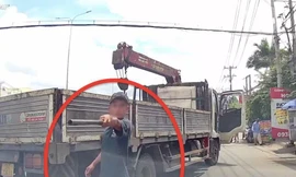 CLIP: Phụ xe tải rút ống nhựa dọa đánh tài xế chở bà bầu