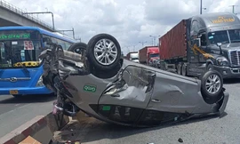 Va chạm xe đầu kéo, ô tô 4 chỗ 'phơi bụng' trên Xa lộ Hà Nội