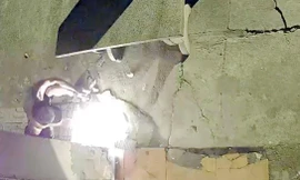 Đổ xăng trước cửa nhà hàng xóm lúc tinh mơ rồi phóng hỏa