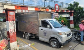 Chui qua thanh giới hạn chiều cao, xe tải mắc kẹt dưới cầu ở TPHCM