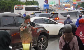 TPHCM kẹt xe nghiêm trọng, dòng người 'chôn chân' trên đường