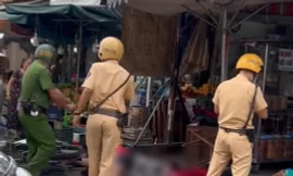 Xác minh vụ xe máy chở 3 người cầm hung khí tông thẳng vào nhà dân 