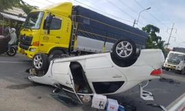 Xe ô tô lật ngửa giữa quốc lộ, 5 người may mắn thoát chết 