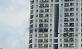 Căn hộ tầng 11 bốc cháy ngùn ngụt, cư dân hoảng hốt tháo chạy 
