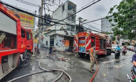 TPHCM: Cháy nhà cao tầng trong khu dân cư, 3 nạn nhân mắc kẹt được giải cứu 
