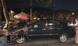 Tông vào xe container, ô tô biển xanh biến dạng 