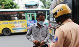 CSGT 'khóa' khu vực bến xe kiểm tra ma túy, nồng độ cồn tài xế xe khách