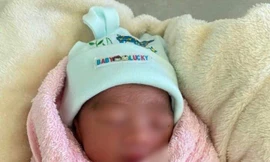 Bé trai sơ sinh bị bỏ rơi ven đường giữa đêm tối ở TPHCM