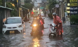 TPHCM: Nước dồn vào nhà dân sau khi nâng cấp đường chống ngập hết 500 tỷ đồng