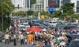 Cầu vượt Nguyễn Hữu Cảnh cho xe máy lưu thông trước Tết Dương lịch 