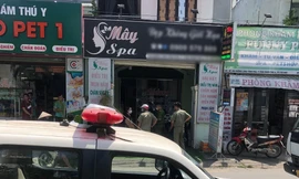 Đi học về, con gái phát hiện mẹ bị thương, cha tử vong trong tư thế treo cổ 