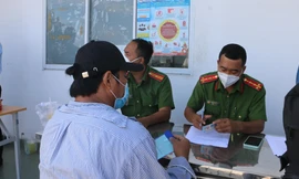 Theo chân CSGT kiểm tra ma tuý tài xế xe container