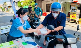 Người dân TP Thủ Đức hào hứng mang ve chai đổi lấy quà tặng 