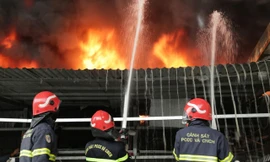 Kho phế liệu 700m2 cháy dữ dội, hơn 130 cảnh sát dập lửa xuyên trưa 