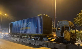Xe container đang chạy bất ngờ bốc cháy trơ khung