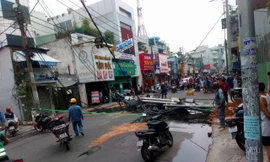 TPHCM: Trụ điện đổ nhào xuống đường do đào hố thi công 