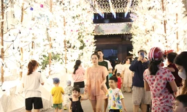 'Tuyết' phủ trắng nhiều hẻm ở TPHCM, người dân tấp nập đến ‘check-in’ đón Noel sớm