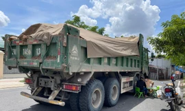 Được 'chim lợn' cảnh báo, đoàn 14 xe 'Hổ vồ' chở quá tải vẫn bị tóm gọn 