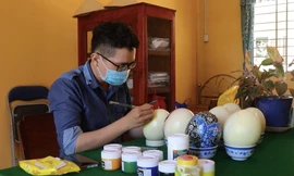 Thầy giáo 9x vẽ tranh trên trứng đà điểu