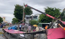 Cổng chào công viên nước Đầm Sen đổ sập, đè trúng người đi đường