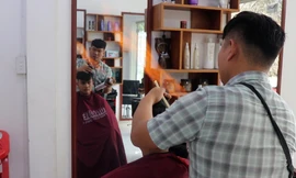Cắt tóc bằng lửa lần đầu xuất hiện ở TPHCM, bạn trẻ 'nín thở' trải nghiệm cảm giác lạ 