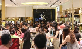 TPHCM: Đổ xô săn sale trong ngày ‘thứ 6 đen tối’