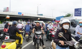 Cấm lưu thông qua gầm cầu vượt Nguyễn Hữu Cảnh 