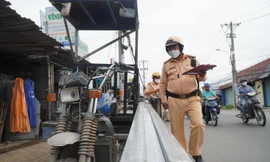 Tài xế xe ba gác ‘méo mặt’ vì bị CSGT phạt chở hàng cồng kềnh, đi ngược chiều