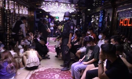 Đột kích quán karaoke, bắt quả tang quản lý cùng nhân viên bán ma túy cho khách 