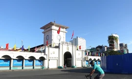 Phố xá TPHCM yên bình trong buổi sáng đầu năm mới 2022