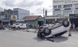 Đâm dải phân cách, ô tô ở TPHCM 'lấm lưng trắng bụng' giữa đường