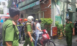 Nam thanh niên ‘làm xiếc’ cố thủ trên nóc nhà suốt hơn 3 tiếng