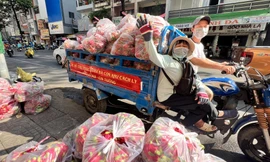 Thanh long miền Tây ‘đổ bộ’ TPHCM, người người chung tay ‘giải cứu’