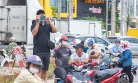 Công an giải tán nhiều người đến livestream vụ cháy quán karaoke ở Bình Dương