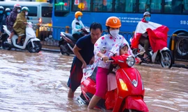 Mưa trắng trời chiều cuối tuần, người dân TPHCM bì bõm lội nước về nhà