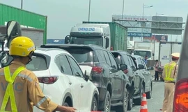 5 ô tô đâm vào nhau gây kẹt xe kéo dài trên cao tốc TPHCM - Long Thành 