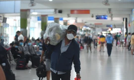 Ngày đầu nghỉ lễ 2/9: Dòng người vạ vật hàng giờ chờ mua vé