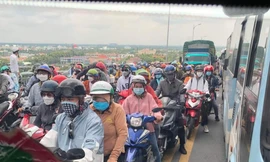 Ngày đầu nghỉ lễ, cầu Rạch Miễu 'tê liệt' từ sáng đến trưa