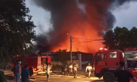 TPHCM: Kho hàng bốc cháy dữ dội lúc chập tối