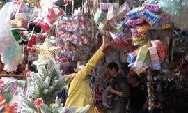 Rộn ràng 'thủ phủ' bán đồ trang trí Giáng sinh ở TPHCM