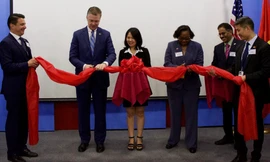 Chú thích ảnh: Phó giám đốc APHIS, bà Cheryle Blakely Blakely và Đại sứ Kritenbrink khai trương văn phòng APHIS ở Hà Nội/ (ảnh: ĐSQ Mỹ) 