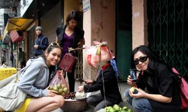 Phương Thanh dẫn Hoàng My đi ăn bún đậu phố cổ