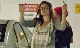 Bị bồ ‘đá’, Kristen Stewart bất mãn làm trò lố