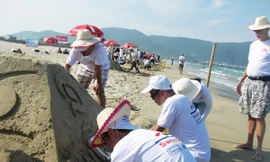 Du khách nặn tượng cát trên bãi biển