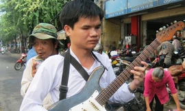 Chàng sinh viên khiếm thị bán vé số nuôi ước mơ