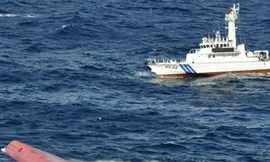 Tàu của lực lượng bảo vệ bờ biển Nhật Bản cứu hộ tàu Eifuku Maru No.18 bị tàu Trung Quốc đâm lật